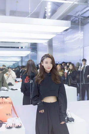 王子璇纯黑个性甜酷写真图片_4