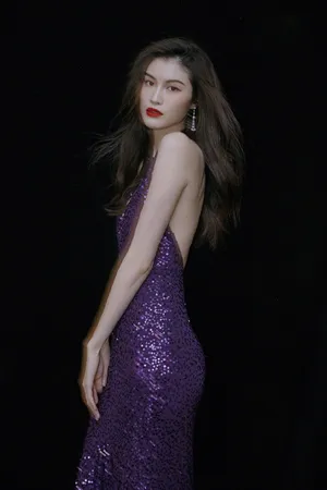 何穗深V露背白皙性感写真图片