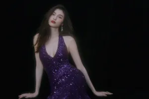 何穗深V露背白皙性感写真图片_3