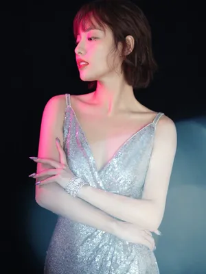 张嘉倪亮片裙性感写真图片