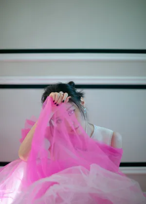 张靓颖芭比粉优雅写真图片