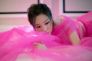 张靓颖芭比粉优雅写真图片_2