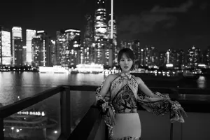 张嘉倪印花连衣裙仙气写真图片