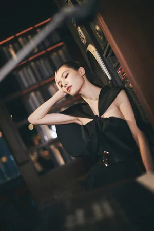 钟楚曦黑色系飒爽写真图片