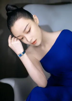 倪妮淡妆剑眉优雅迷人写真图片_1