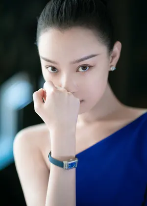 倪妮淡妆剑眉优雅迷人写真图片_4