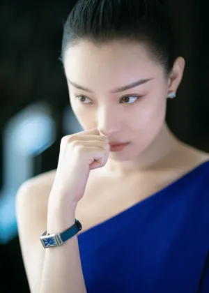 倪妮淡妆剑眉优雅迷人写真图片_6