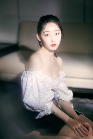 蒋梦婕抹胸裙性感写真图片