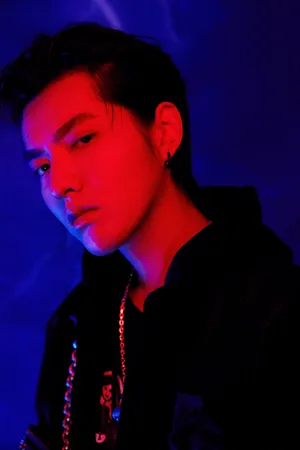 吴亦凡黑色系街头风写真图片_4