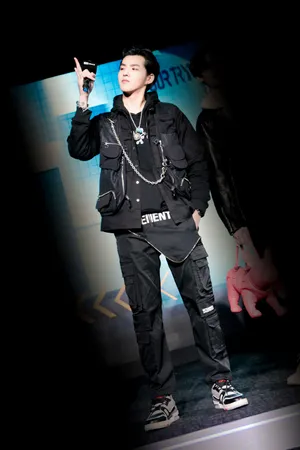 吴亦凡黑色系街头风写真图片_13