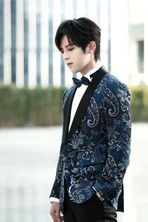 符龙飞印花蓝西服帅气图片