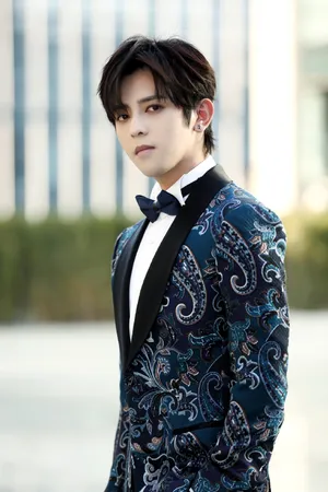 符龙飞印花蓝西服帅气图片_2