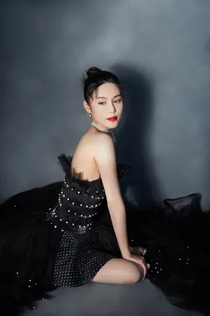 韩丹桐暗黑公主裙性感写真图片