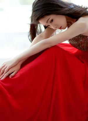 张碧晨红裙性感优雅写真图片