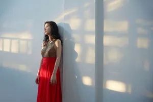 张碧晨红裙性感优雅写真图片_2