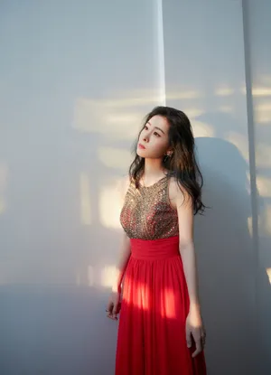 张碧晨红裙性感优雅写真图片_6