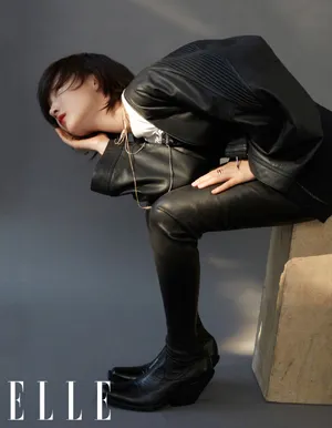 周冬雨棉被造型开年大片写真图片_2