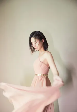 吴优性感吊带裙写真图片