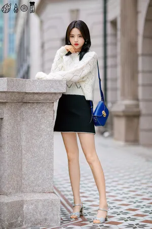 杨超越鬼马元气街拍写真图片