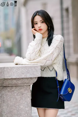 杨超越鬼马元气街拍写真图片_2