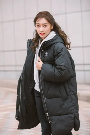 宣璐羽绒服温暖街拍写真图片