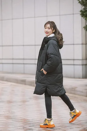 宣璐羽绒服温暖街拍写真图片