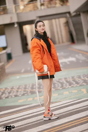 何泓姗橘色系清爽时尚街拍图片_1