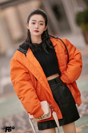 何泓姗橘色系清爽时尚街拍图片