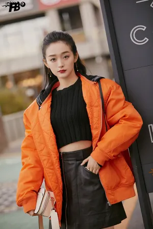 何泓姗橘色系清爽时尚街拍图片_3