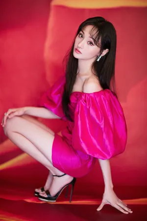 郑爽玫红色露肩短裙优雅图片_5
