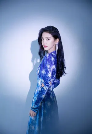 章若楠天蓝色深V长裙优雅写真图片_5