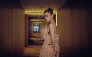 刘美彤羽毛裙温柔气质写真图片