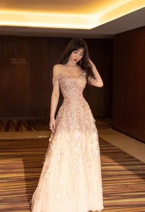 柳岩裸色花瓣裙妩媚动人性感图片_2