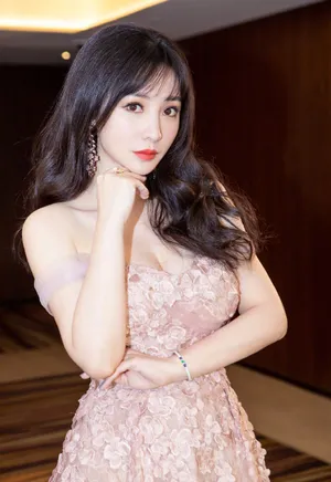 柳岩裸色花瓣裙妩媚动人性感图片_5