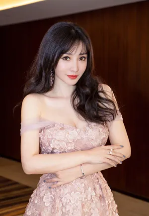 柳岩裸色花瓣裙妩媚动人性感图片_7