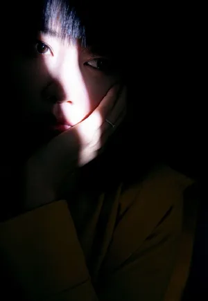 谭卓温婉气质活动照图片