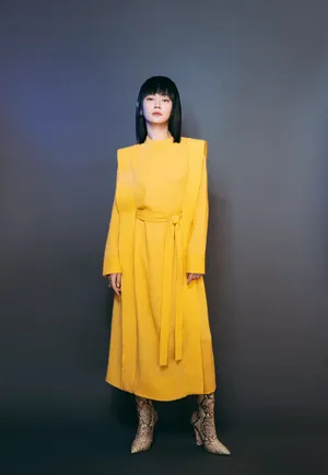 谭卓温婉气质活动照图片