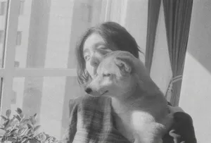张子枫黑白朦胧生活照图片