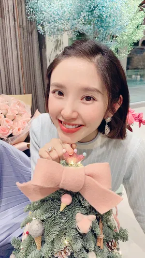 唐艺昕甜美俏皮私服图片