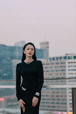 姚晨黑裙性感甜酷写真图片_2