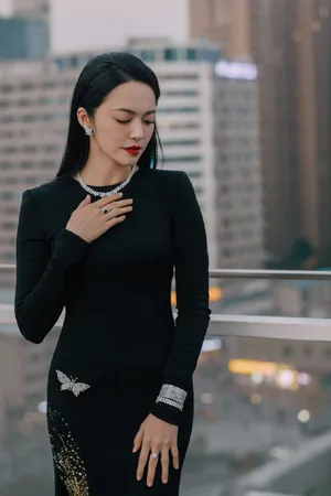 姚晨黑裙性感甜酷写真图片_3