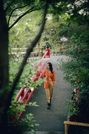李沁雨中漫步唯美写真图片_3