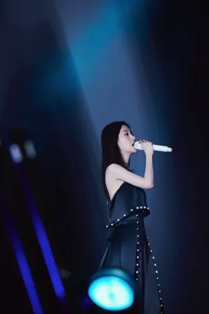 张碧晨黑裙优雅性感写真图片_6