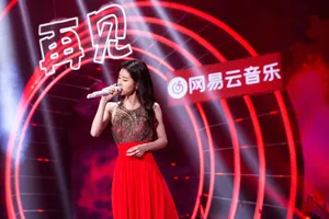 张碧晨性感红裙舞台照图片_4