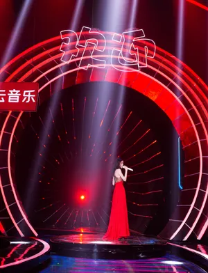 张碧晨性感红裙舞台照图片_6
