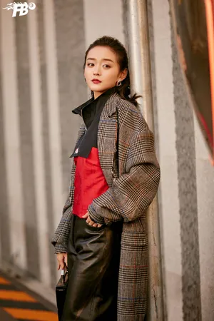 何泓姗率性利落街拍图片_3