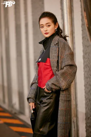 何泓姗率性利落街拍图片_4