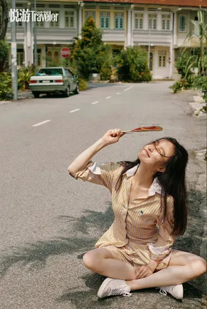倪妮海边戏水湿身性感写真图片