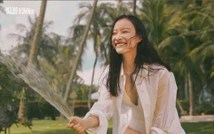 倪妮海边戏水湿身性感写真图片_2