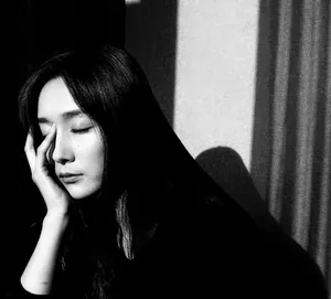 李若宁黑白甜酷写真图片_1